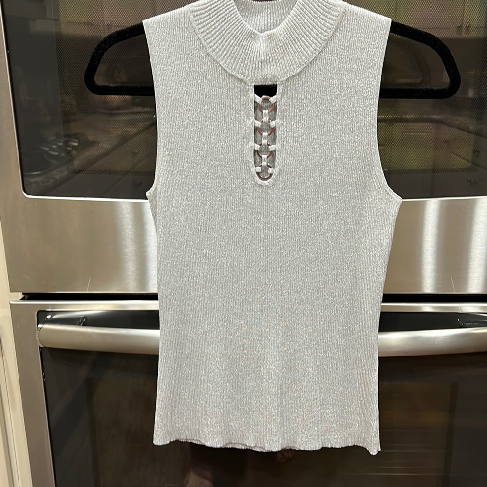 Sleeveless lightweight top
